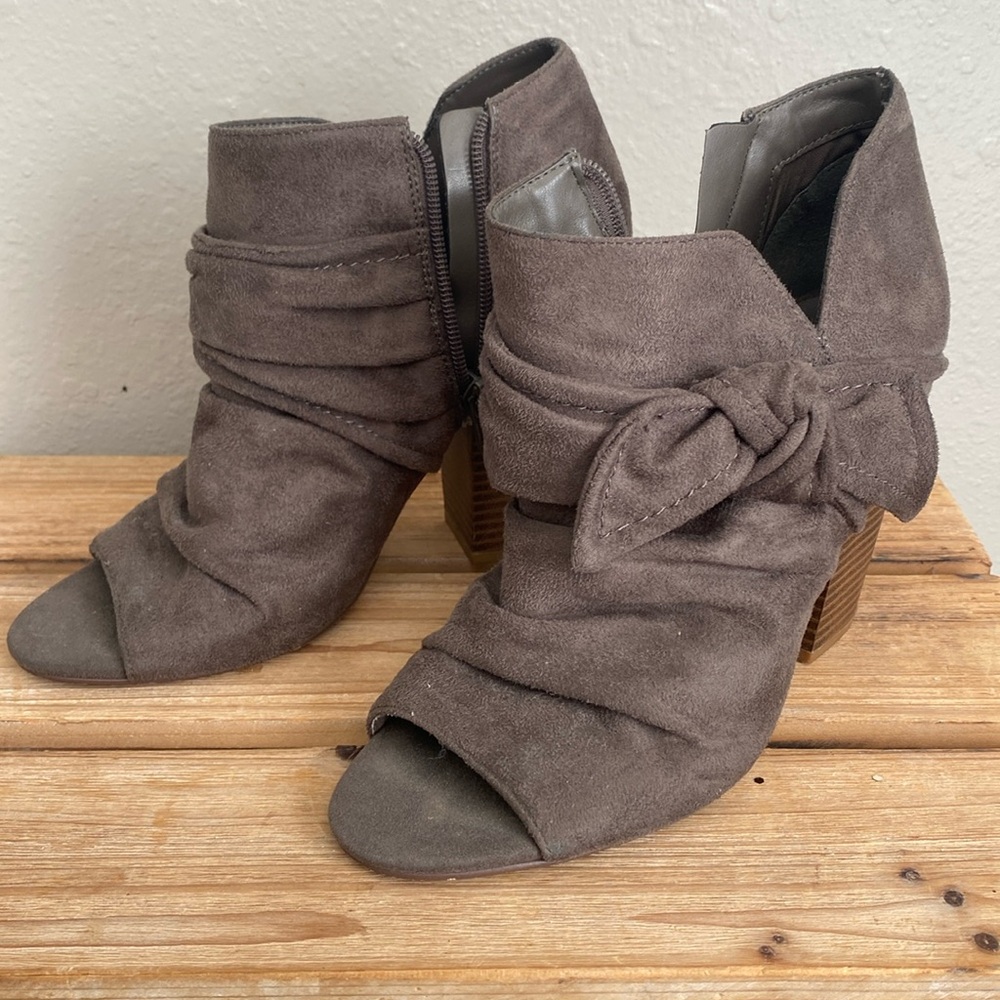 Indigo Rd. Booties with peep toe, size 8.5M | Grey | Night Out Booties